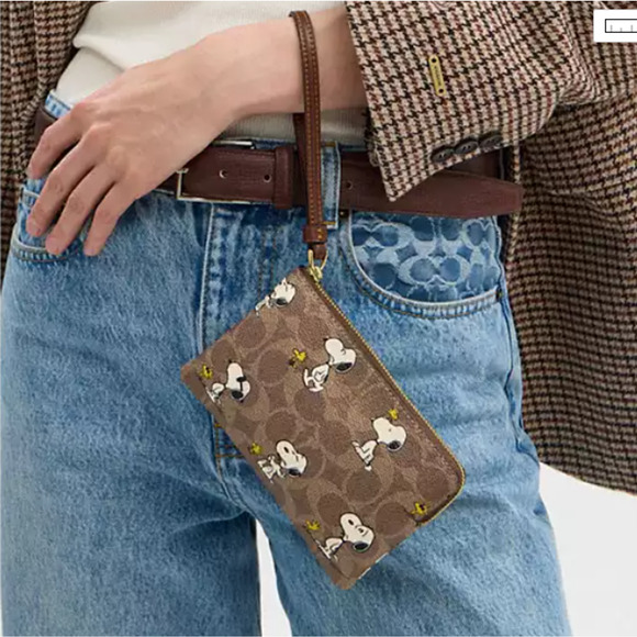 Coach X Peanuts Corner Zip Wristlet In Signature Canvas With Snoopy NWT CBS82 - Picture 7 of 7